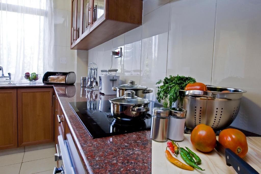 Gemsuites Serviced Apartments State House Найроби Номер фото